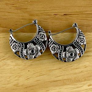 NWOT Silver Flower Pattern Bohemian Earrings